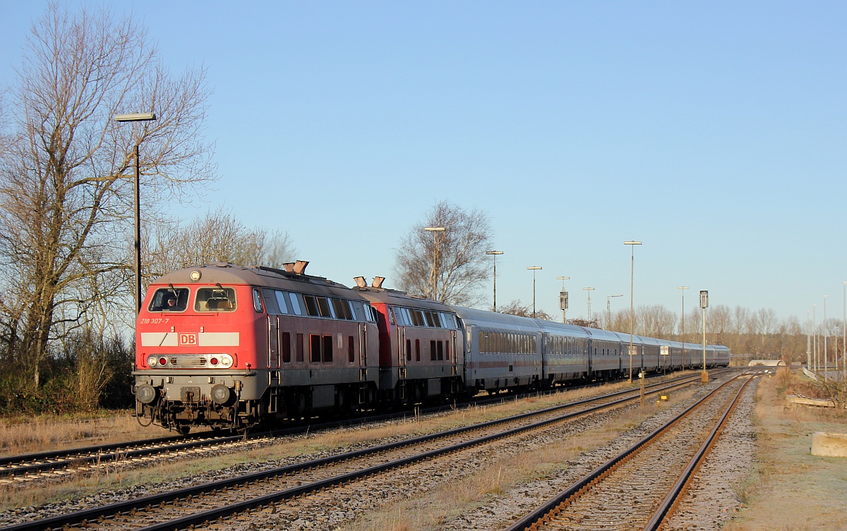 DB 218 307 und 385 mit IC 2311 Einfahrt Husum. Husum-Nord 25.12.2020