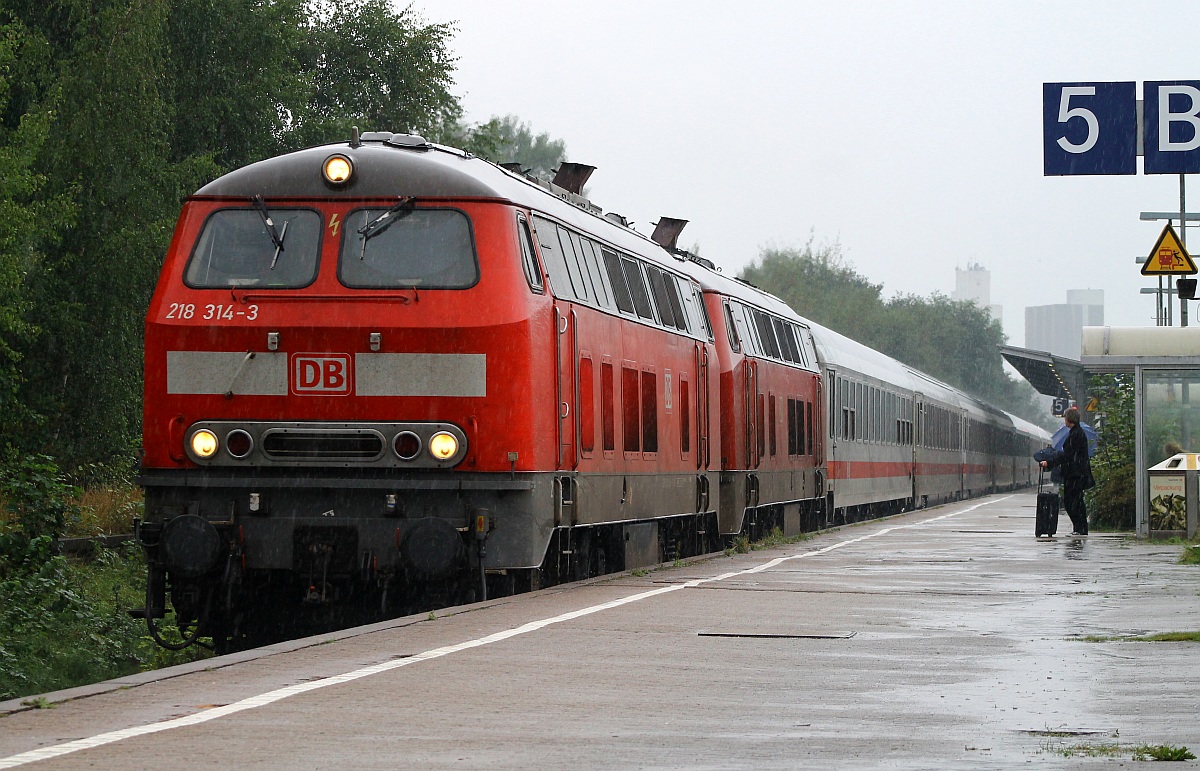 DB 218 314-3 und 342-4 haben hier mit dem IC 2073 Sylter Strand/Uthlande Einfahrt in den Husumer Bahnhof, Fahrziel ist Dresden. Husum 10.09.2013