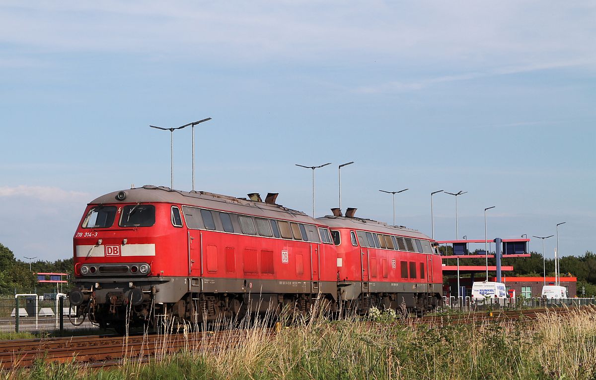 DB 218 314 und 366 haben gerade einen SyltShuttle in Niebüll angeliefert und rangieren nun zum anderen Ende des Zuges. Niebüll 26.07.2017