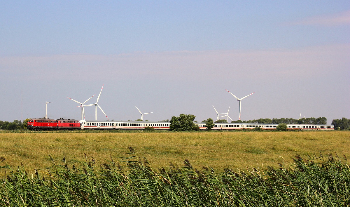 DB 218 315 und 470 mit IC 2311, Dammkoog/Hörn 28.07.18