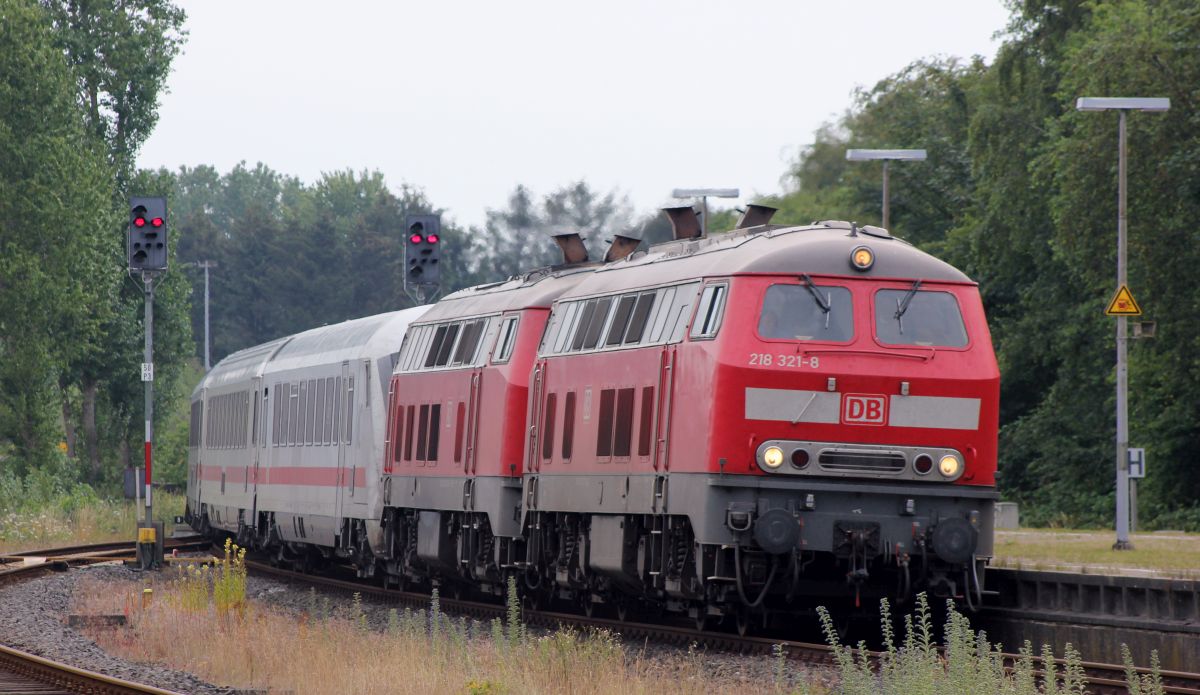 DB 218 321 und 322 haben Einfahrt mit dem IC 2314 in Husum. 20.07.2019