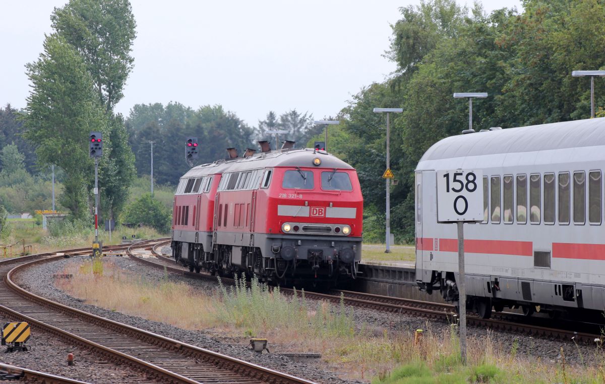 DB 218 321 und 322 werden umrangiert(3). Husum 20.07.2019