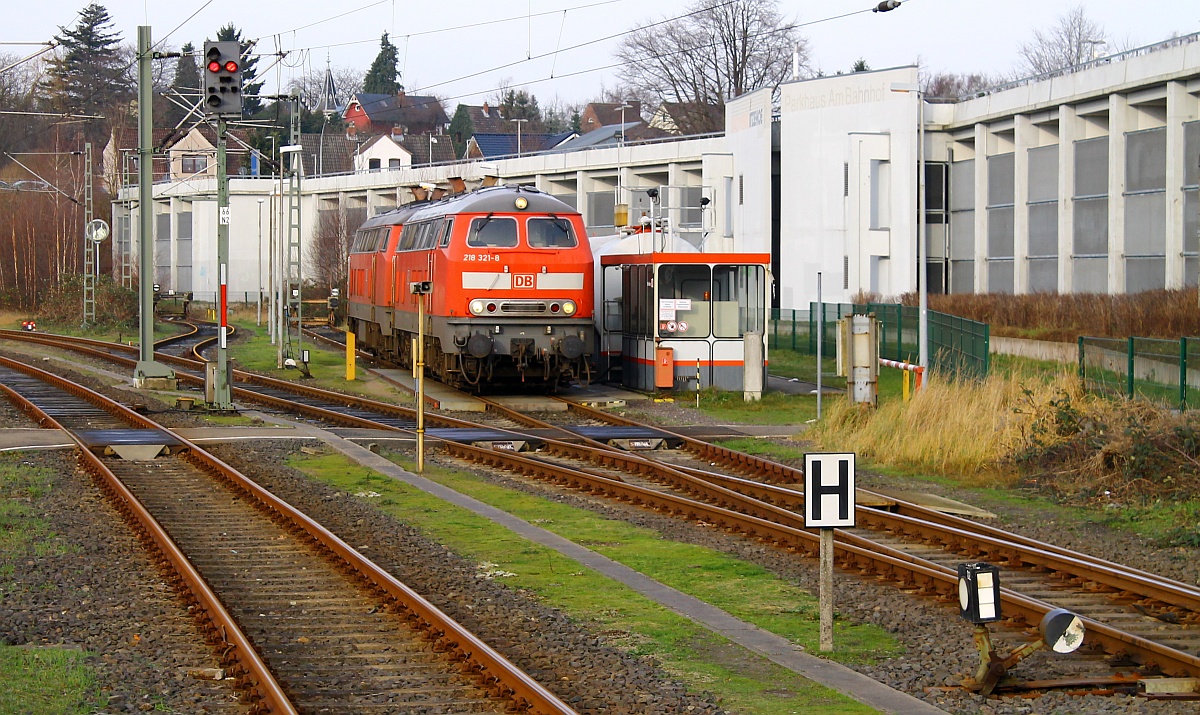 DB 218 321 und 345 stehen an der Tankstelle im Bhf Itzehoe in  Warteposition  und werden gleich den IC 2310  Nordfriesland  nach Westerland übernehmen. Itzehoe 27.12.2014