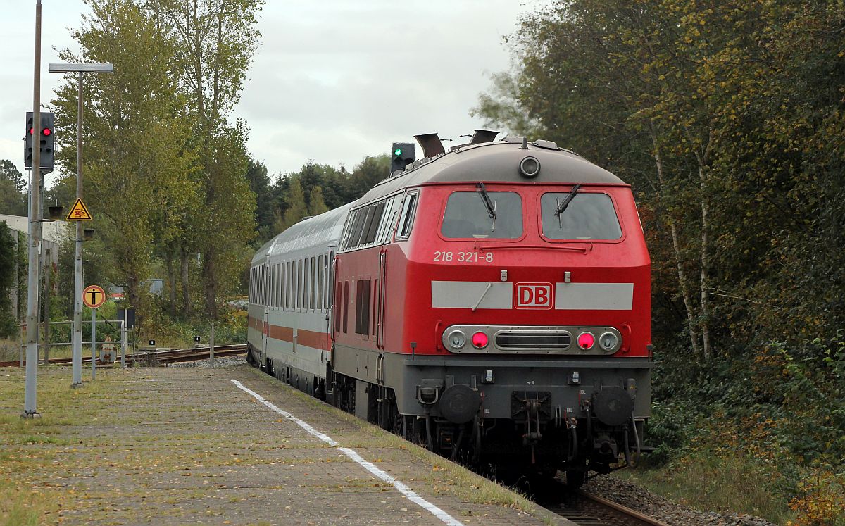 DB 218 321-8 als Schublok des IC 2375 nach Hamburg. Husum 14.10.19