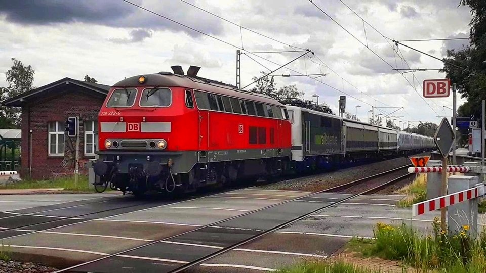 DB 218 322 + RADVE 111 222 (kalt) mit Railadventure-berfhrung
Neukloster Richtung Cuxhaven am 10.08.2019