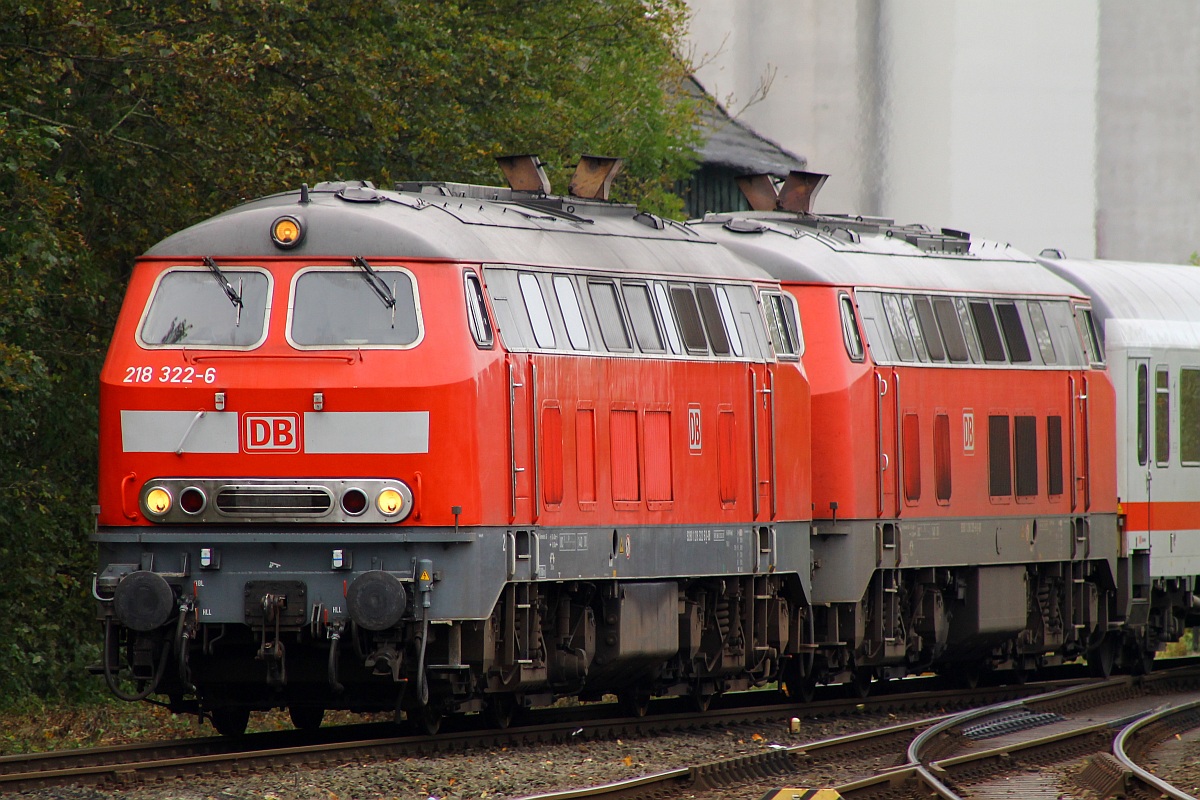 DB 218 322-6 und eine weitere 218 als Zugloks des IC 2191. Husum 19.10.2013