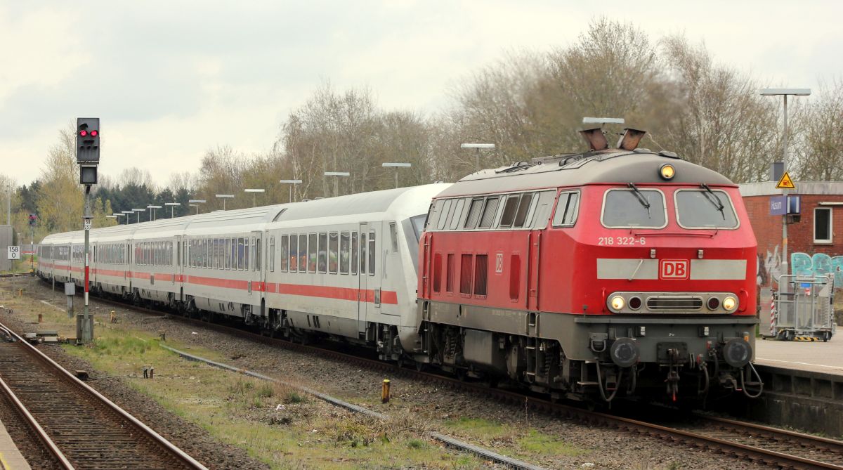 DB 218 322-6(REV/HB X/05.06.178) mit dem IC 2314 aus Köln kommend bei der Einfahrt in Husum. 11.04.2019