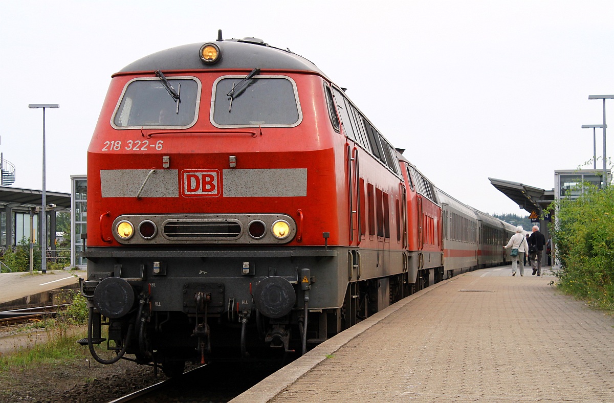 DB 218 322-6(REV/HBX/23.03.10)und 218 344-0(REV/HBX/15.09.09) mit dem IC 2074 Uthlande/Sylter Strand beim Kurzhalt in Husum. Leicht kurios ist die Benennung des Zuges, in der Wagenstandanzeige wird der 2072/74 als Sylter Strand geführt, im Fahrplan ist er als IC 2072/74 Uthlande ausgeschrieben. Husum 08.09.2013