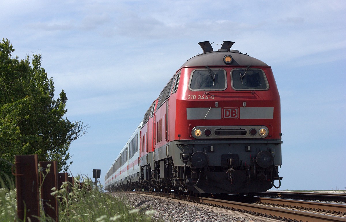 DB 218 344 und 385 jetzt am IC 2073 Richtung Niebüll. Dreieckskoog 31.05.2020