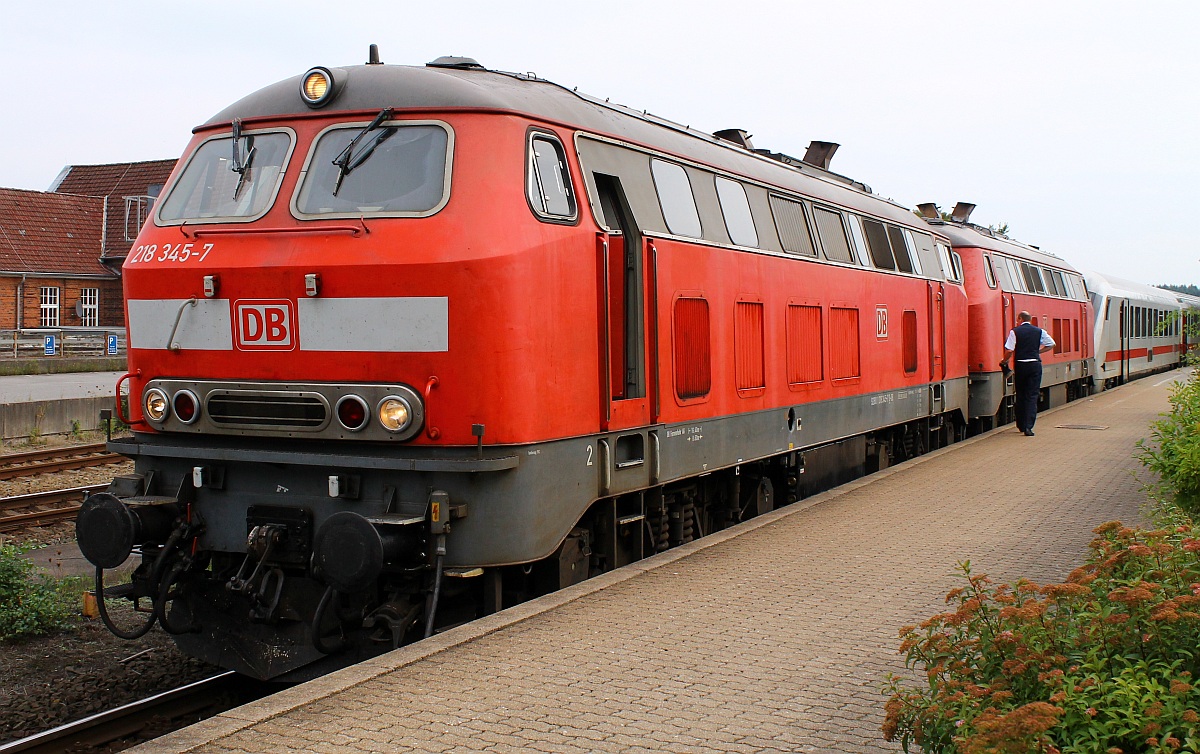 DB 218 345-7 und 836-5 beim Halt in Husum. 08.09.2013