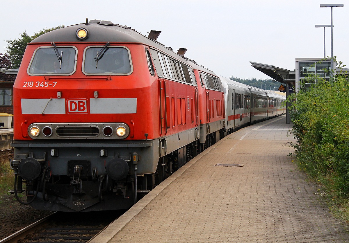 DB 218 345-7(REV/HBX/03.02.09)und 218 836-5(bis 2006 218 388-7, REV/HBX/14.09.07 Verl/ANB/06.09.14)haben hier mit dem wegen einer Triebfahrzeugstörung gut 45min verspäteten IC 2314  Deichgraf  Einfahrt in den Bahnhof Husum. 08.09.2013