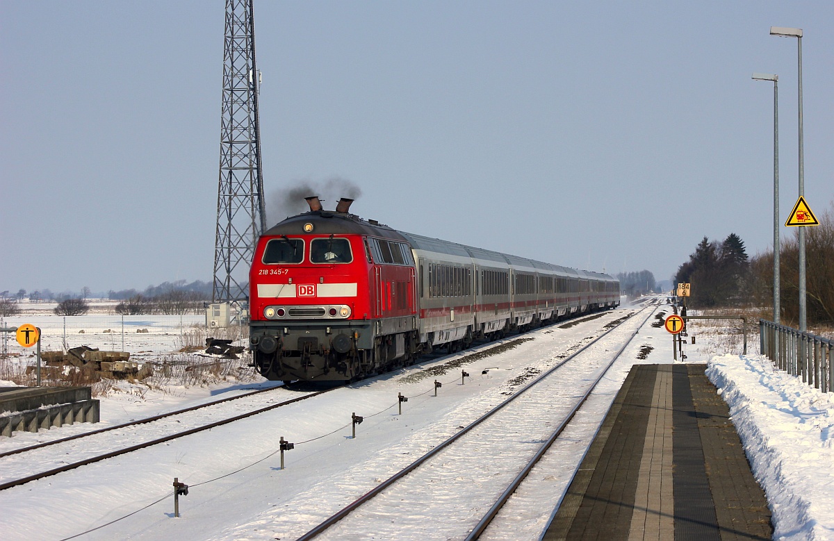 DB 218 345 mit dem IC 2311 und freundlichen +45 aufgenommen in Langenhorn 05.03.2018