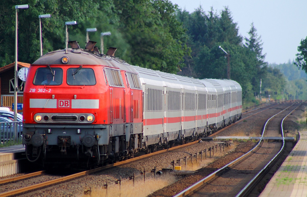 DB 218 362-2 und 307-7 dieseln hier mit einem durch eine Klappbrücken Störung in Husum stark verspäteten IC Richtung Niebüll/Westerland. Langenhorn 02.08.2014