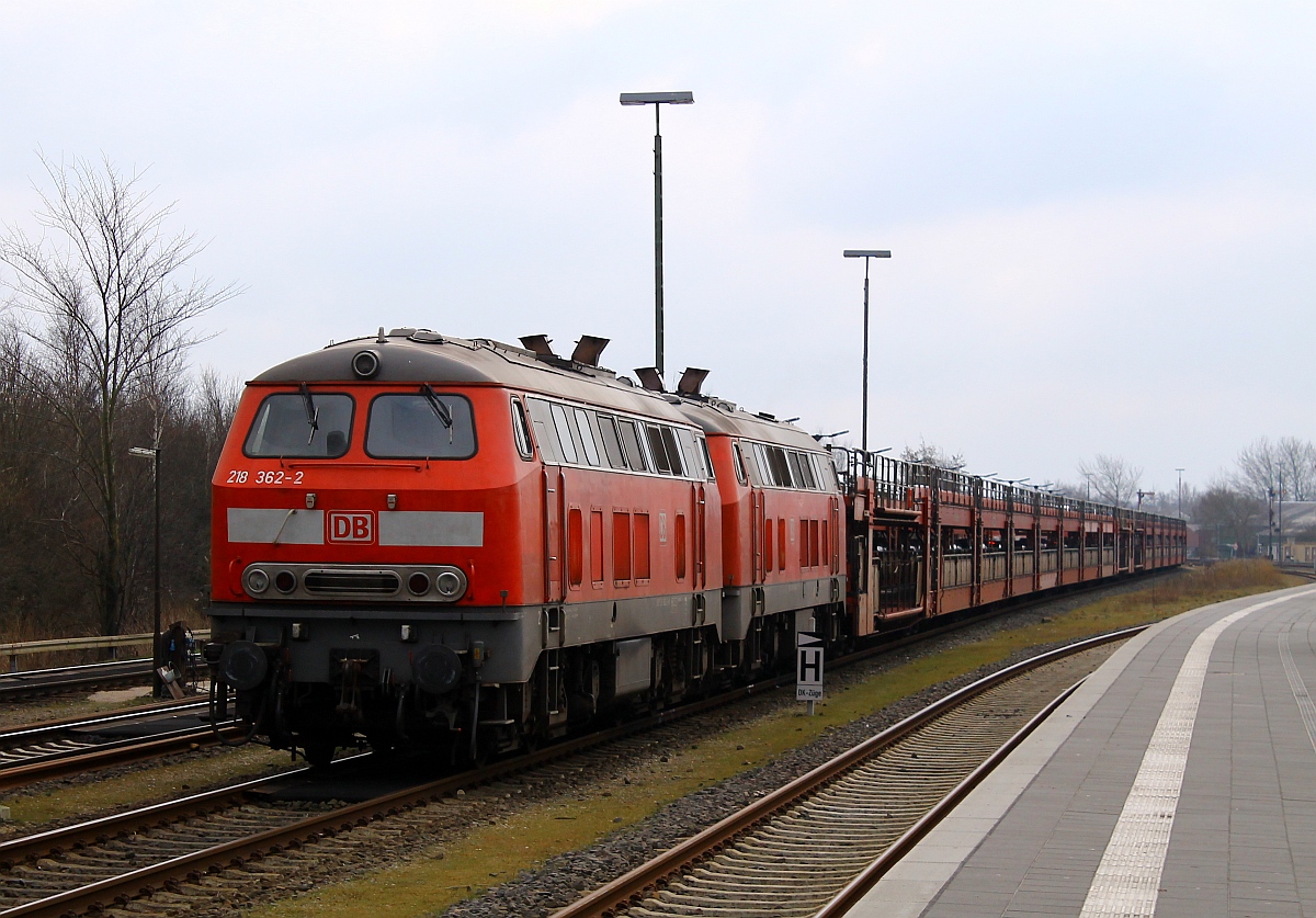 DB 218 362-2(Unt/HB X/15.01.08, Verl./HB X/12.12.15) und 218 342-2(Unt/HB X/28.05.08, Verl/ANB/02.05.15) stehen hier mit einer SyltShuttle Reserve im Bhf von Niebüll abgestellt. 15.03.2015