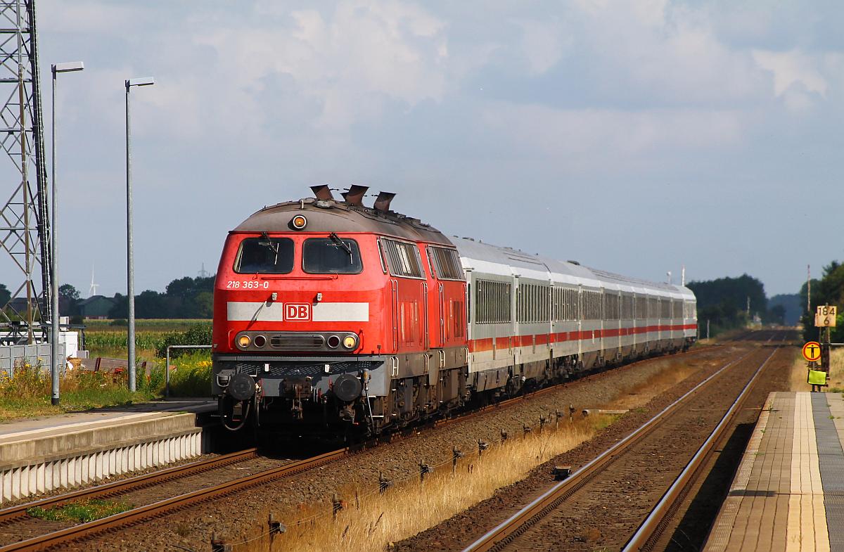 DB 218 363-0 und 371-3 mit dem IC 2311 nach Stuttgart festgehalten bei der Durchfahrt in Langenhorn. 31.07.2014