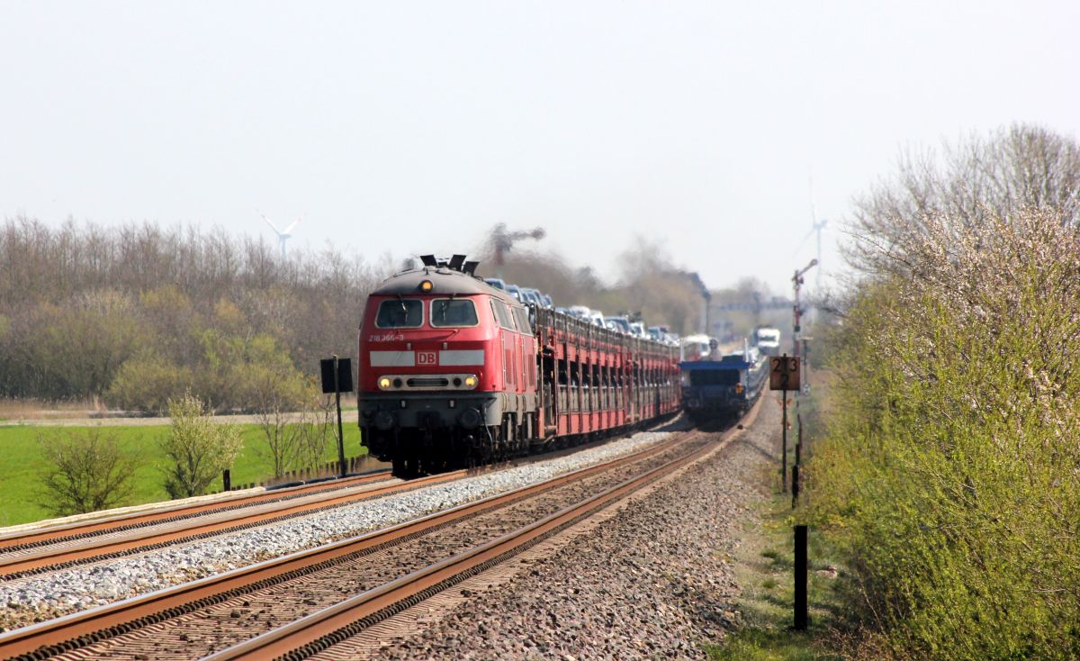 DB 218 366 + 341 mit SyltShuttle nach Westerland Dreieckskoog 19.04.2019 (08400)