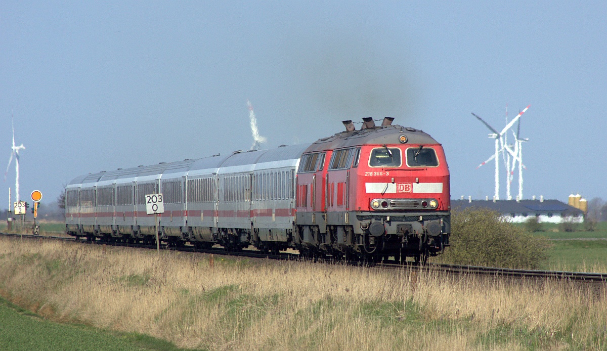 DB 218 366 und 385 mit IC 2375 nach Karlsruhe. Bü Triangel 18.04.2021 