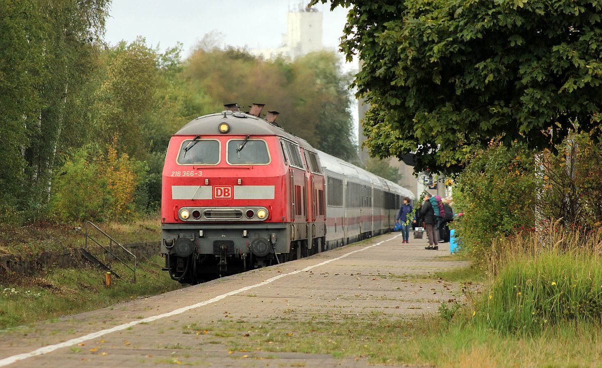 DB 218 366 und 389 haben Einfahrt mit dem IC 2311 nach Stuttgart. Husum 28.09.2019