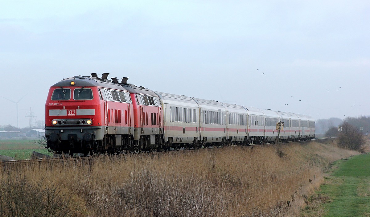 DB 218 366-3(REV/HB X/29.11.16) und 218 341-6(REV/HB X/03.11.17) mit dem IC 2072 nach Westerland. Bü Triangel 05.01.2019