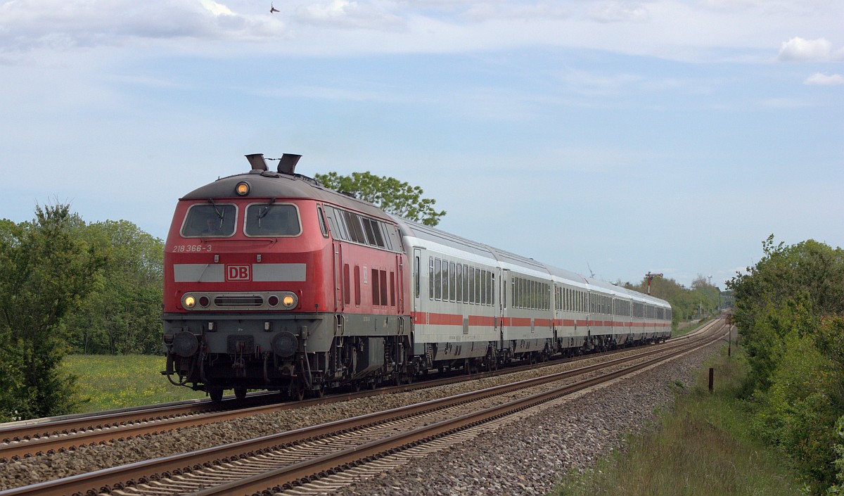 DB 218 366 mit IC 2072 Richtung Westerland. Dreieckskoog 31.05.2020