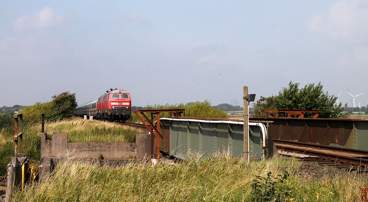 DB 218 366 mit Schwesterlok und nem IC am Haken sind hier am Bü Arlau zwischen Bredstedt und Husum aufgenommen worden. Hattstedtermarsch 09.08.2017