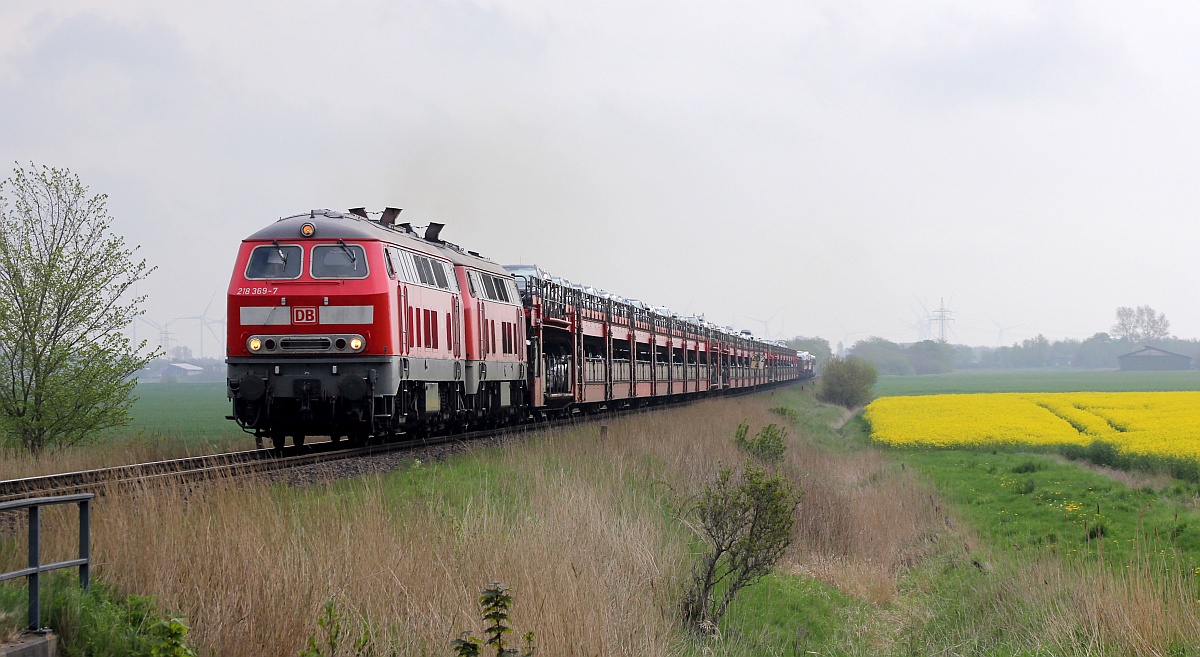 DB 218 369 + 380 mit Sylthuttle nach Westerland. Bü Triangel 16.05.2021