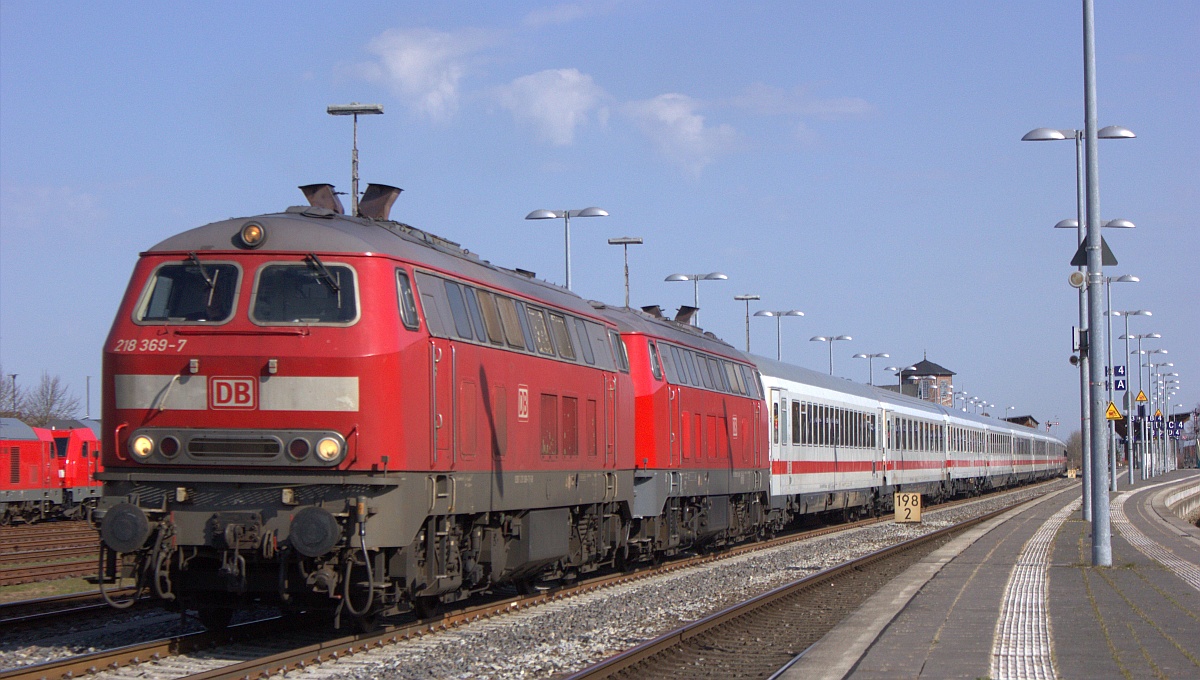 DB 218 369-7(REV/HB X/06.07.17) und 218 833-2(REV/HB X/27.09.13, Verl/BRGB A/26.09.20, Verl/BCS X/26.09.21) mit IC 2311. Niebüll 18.04.2021