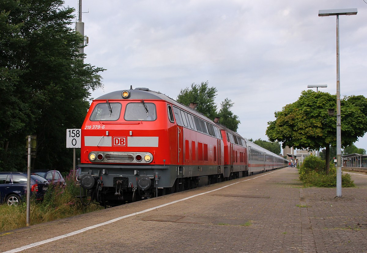 DB 218 379 und 380 mit dem IC 2311 nach Stuttgart verlassen hier Husum Richtung Hamburg. 02.08.2017