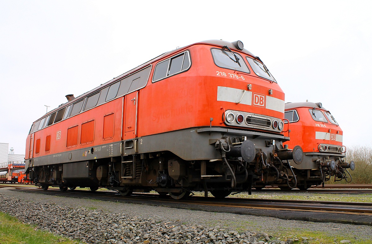 DB 218 379-6 und 218 311-9 abgestellt im DB Werk in Niebüll. Standort..Wendeplatz einer öffentlichen Strasse. Niebüll 14.04.2015