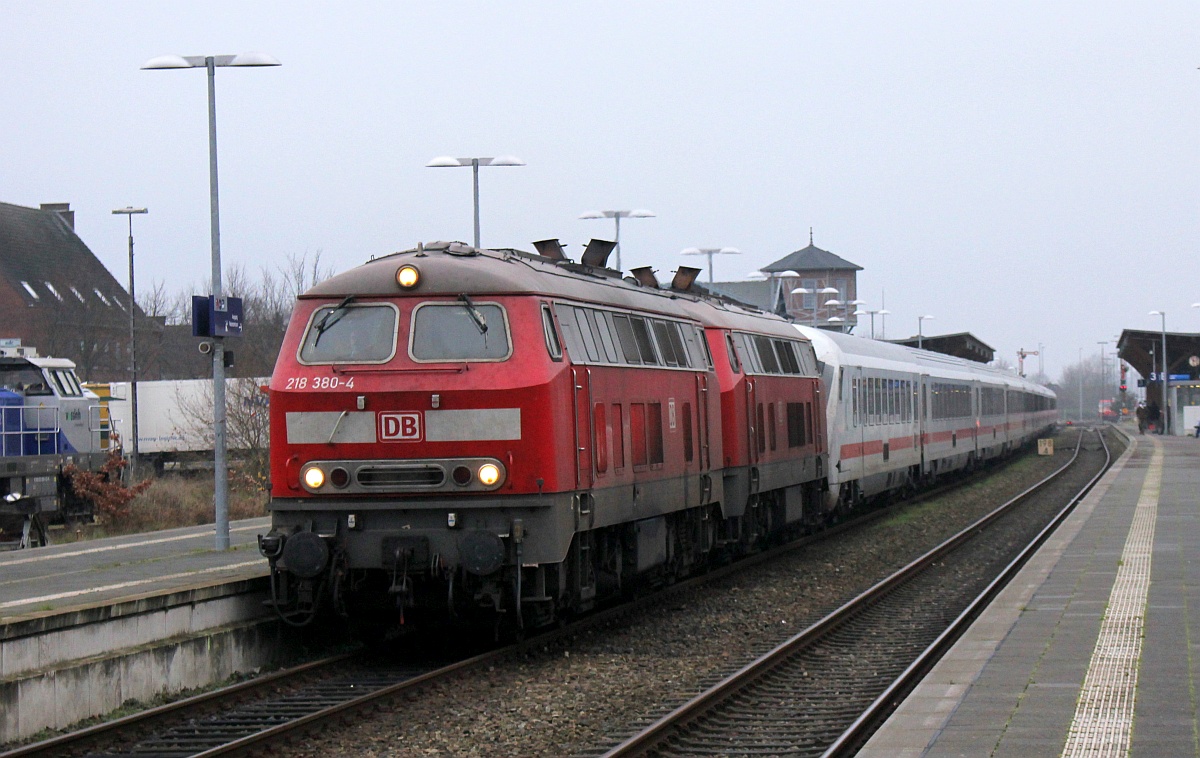 DB 218 380 und 322 mit IC 2311 nach Stuttgart, Niebüll 12.12.2020