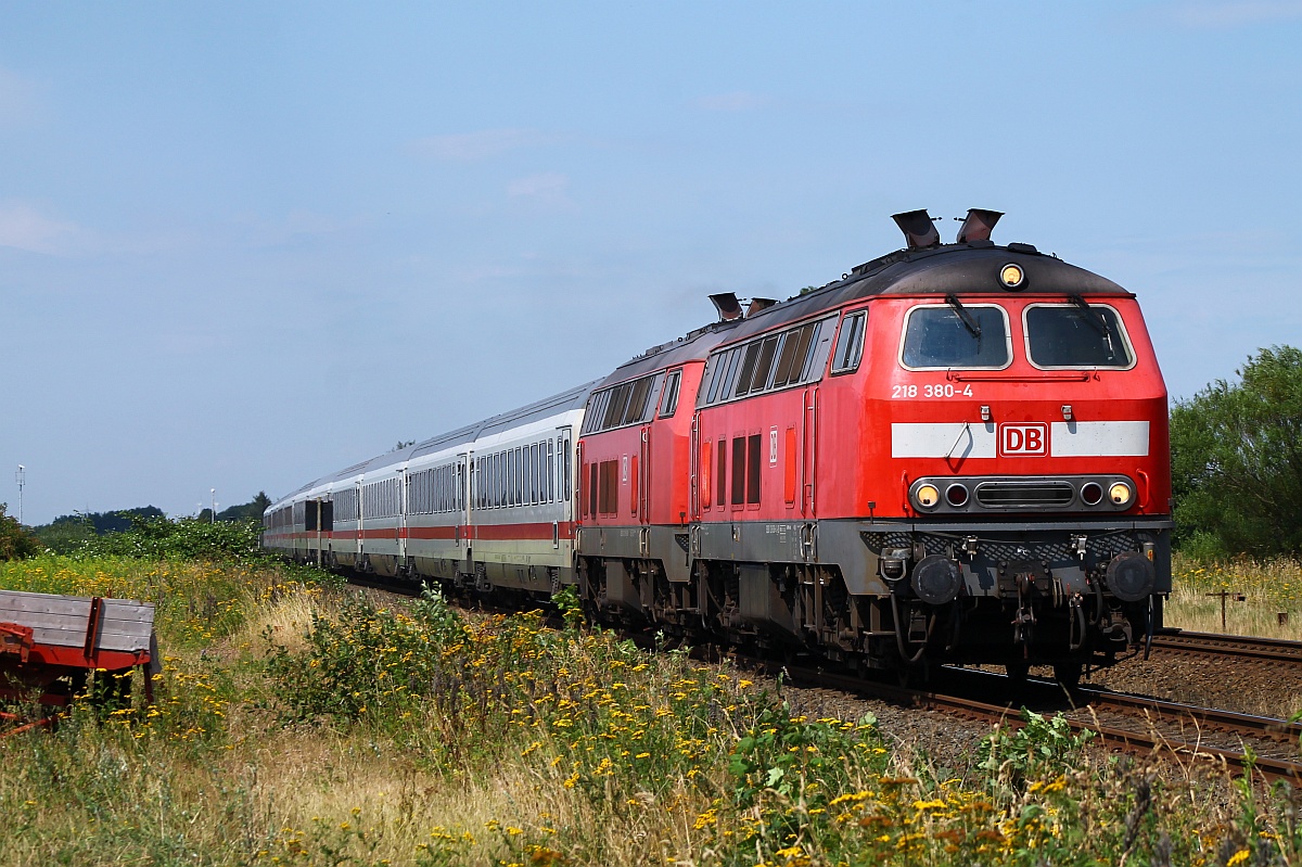 DB 218 380-4 mit Schwesterlok und IC 23xx aufgenommen bei Langenhorn. 02.08.2014