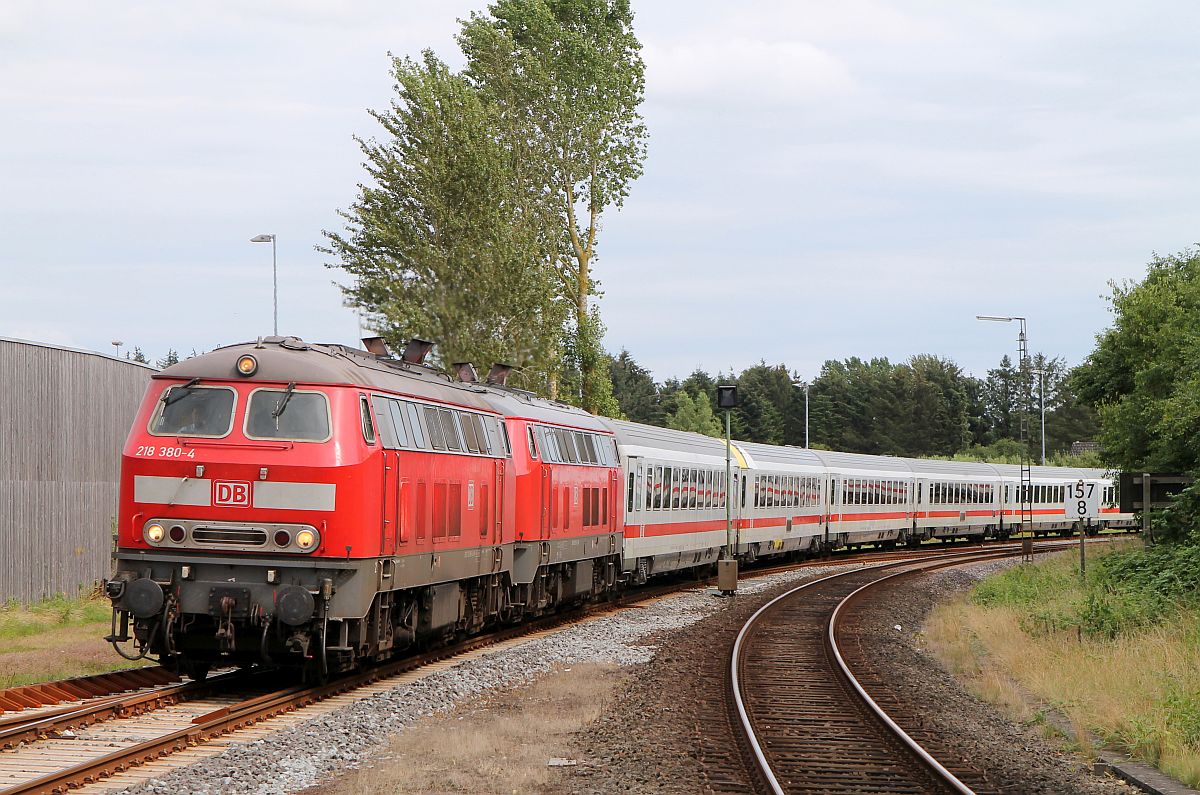 DB 218 380-4 und Schwesterlok mit dem IC 2310 aus Frankfurt auf dem Weg nach Westerland aufgenommen bei der Einfahrt in Husum.31.07.2017