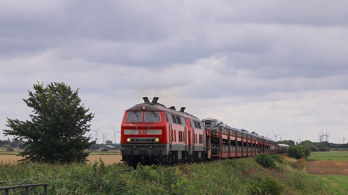 DB 218 380 und 491 mit SyltShuttle gen Westerland. Bü Triangel 15.08.2021