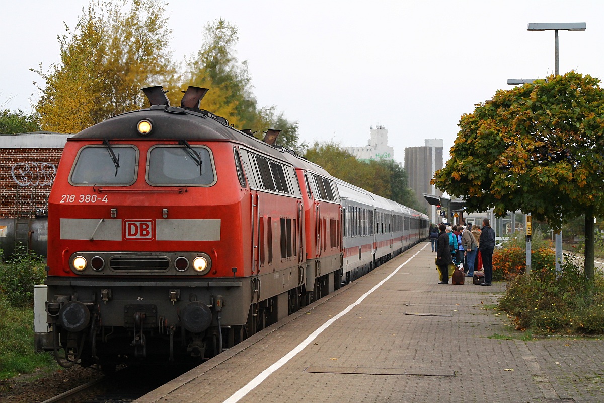 DB 218 380-4(REV/HBX/10.10.08) und 218 397-8(REV/HBX/22.01.09) haben hier mit dem IC 2311 nach Stuttgart Einfahrt in den Husumer Bahnhof. 19.10.2013