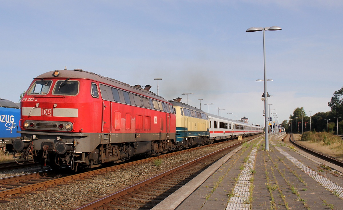 DB 218 380 und RPRS 218 466 mit IC 2311 in Niebüll. 19.09.2020