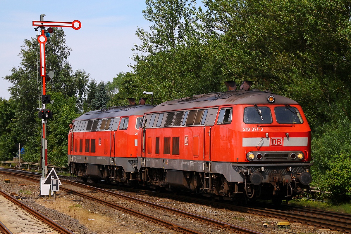 DB 218 381 und 371 werden hier an den Shuttle-Zug nach Sylt rangiert. Niebüll bhf 22.07.2014