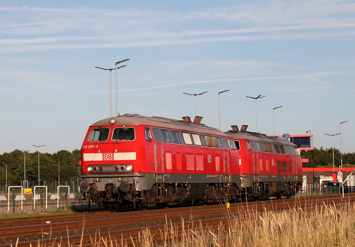 DB 218 385-3 und 322-6 haben ihren SyltShuttle abgestellt und rangieren nun wieder zum anderen Ende des Zuges. Niebüll 06.07.2017
