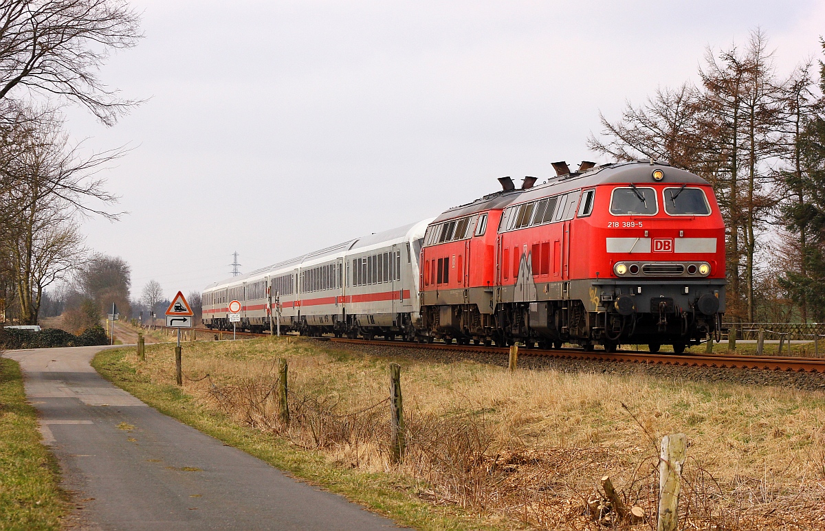 DB 218 389-5 und 218 380-4 mit IC Umleiter 2375 Westerland-Karlsruhe festgehalten bei Rosendahl ca.5km vor Husum. 15.03.2015