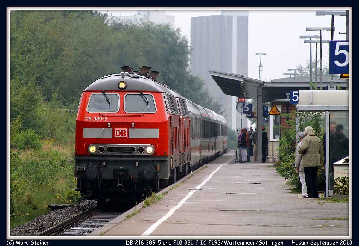 DB 218 389-5 und 381-2 haben hier mit dem IC 2191 Wattenmeer nach Göttingen Einfahrt in Husum. 10.09.2013