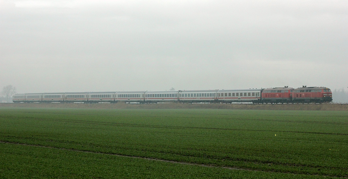 DB 218 389 und 839 mit IC 2375 aufgenommen bei Lehnshallig. 24.01.2021