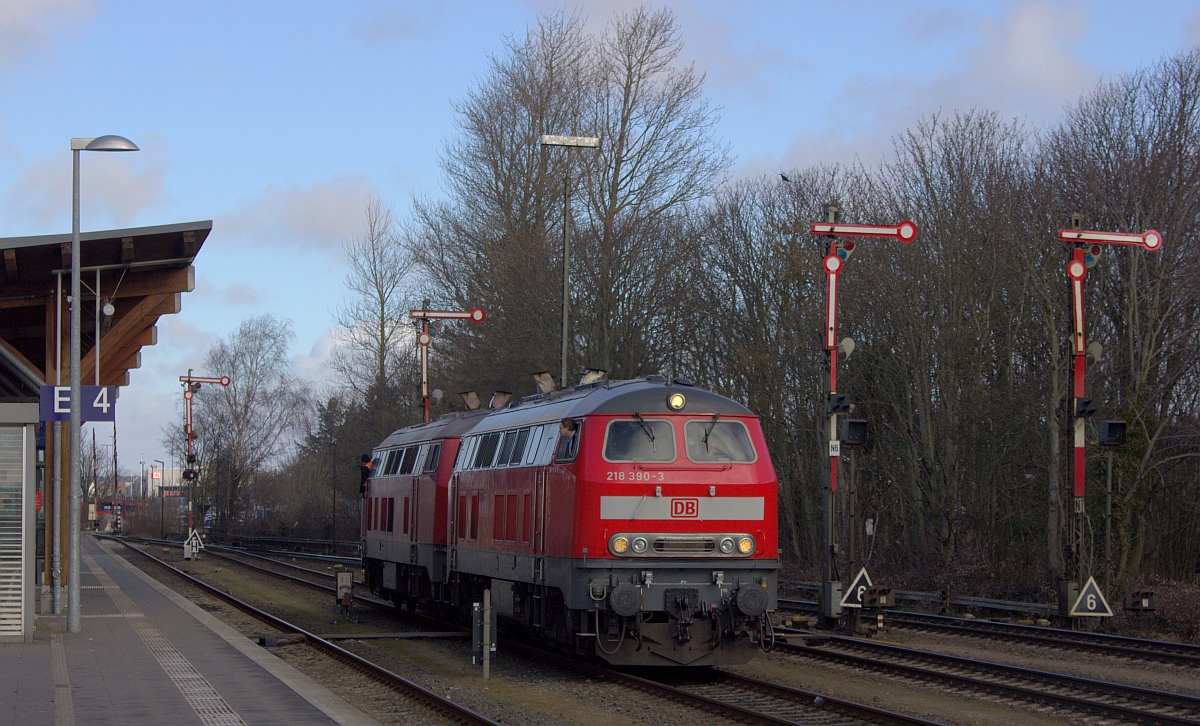 DB 218 390-3 und 3xx auf Rangierfahrt im Bhf Niebüll. 06.03.2021 