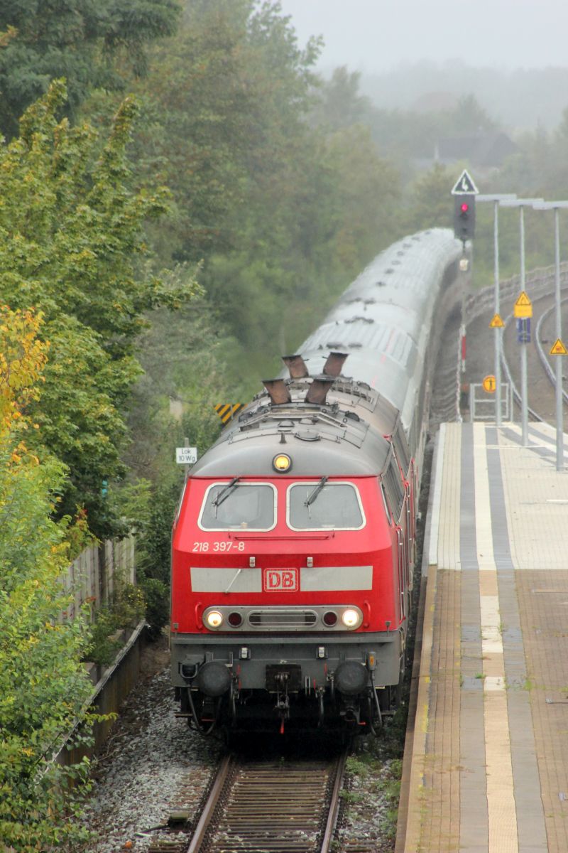 DB 218 397 + 315 haben mit dem IC 2311 nach Stuttgart Einfahrt in Bredstedt. 15.09.2019