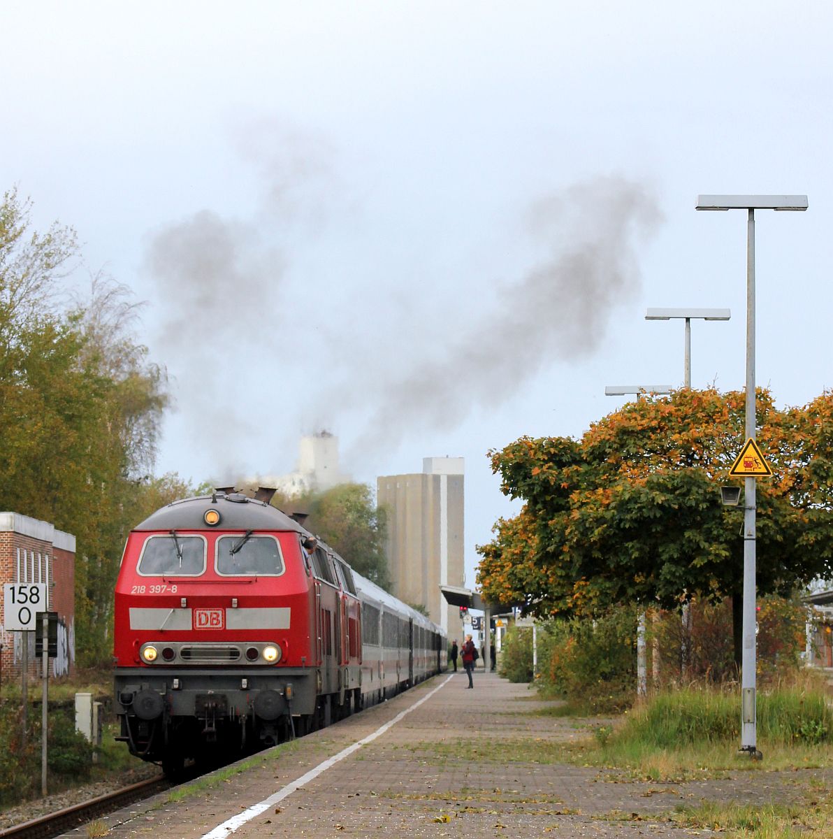 DB 218 397 und 315 mit dem Ersatz IC 2549 laut dem Navigator für den IC 2229 beim abdieseln aus Husum. 14.10.19