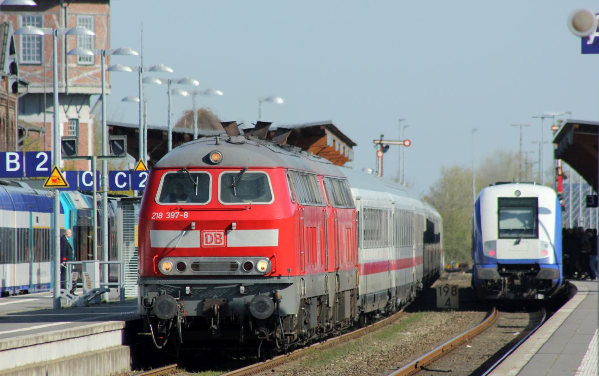 DB 218 397 und 344 mit IC 2311 Nibüll Bhf. 22.04.2019