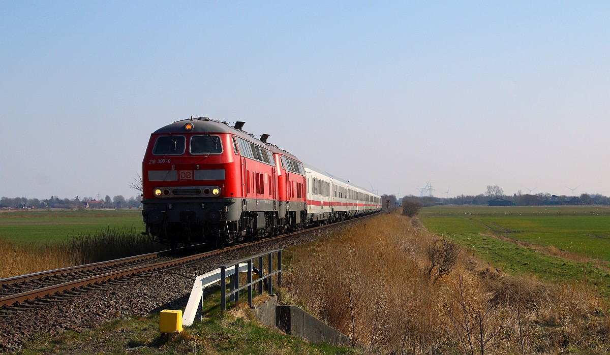 DB 218 397-8 + 834-0 mit IC 2074 nach Westerland, Bü Triangel 20.03.2022