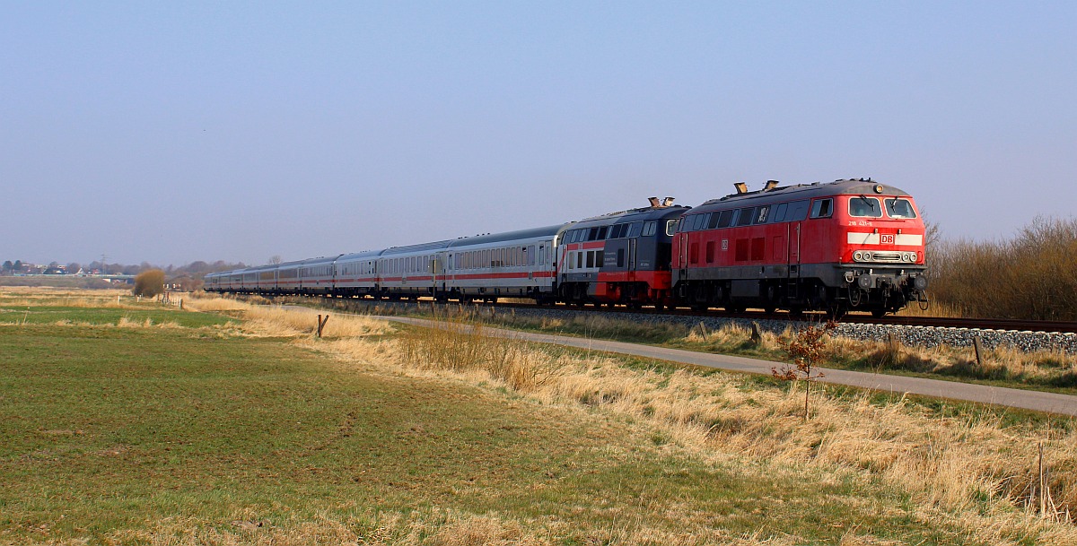 DB 218 421 + 497 mit dem IC 2311 festgehalten bei Husum. Südermarsch 24.03.2022