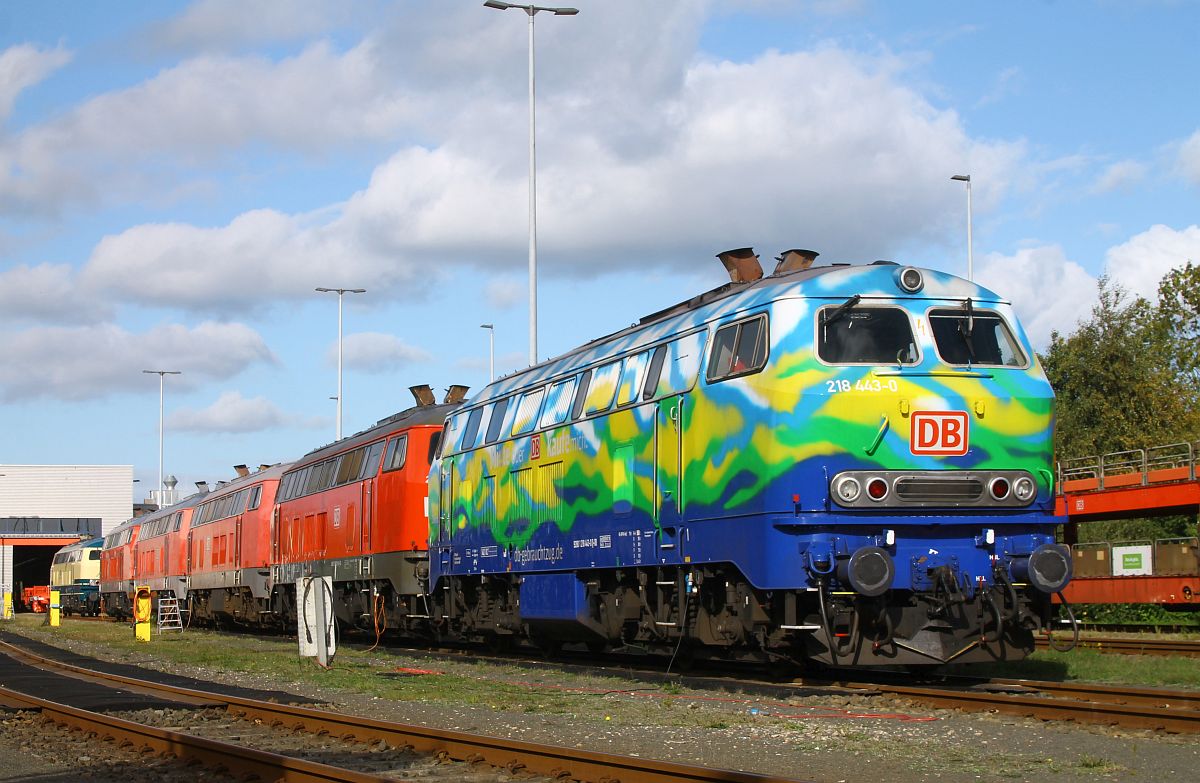 DB 218 443 in Touristik-Lackierung vor 218 379, 218 836 und 218 825 im Bw Niebüll 22.09.2025 DB 218 443 in Touristik-Lackierung vor 218 379, 218 836 und 218 825 im Bw Niebüll 22.09.2025