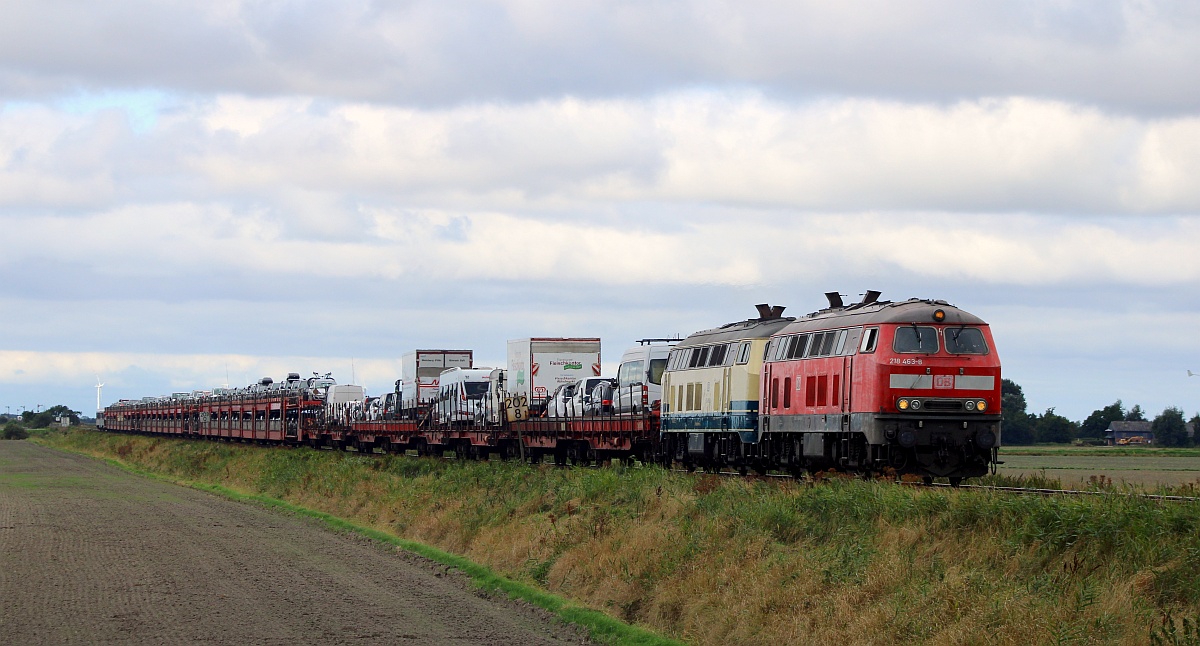 DB 218 463-8 REV/MMF/12.01.18 und RPRS 218 488-5 REV/RPRS/12.07.20 mit SyltShuttle nach Niebüll. Bü Triangel 28.08.2021