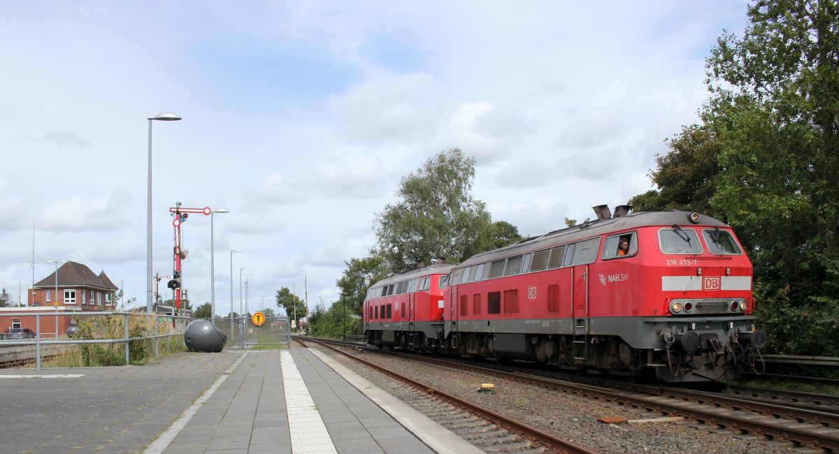 DB 218 473-7(REV/HBS/17.05.13, Verl/AN B/20.04.20) und die RP 218 466-1(REV/RPRS/29.05.19)  auf Rangierahrt im Bhf Niebüll. 01.09.2019