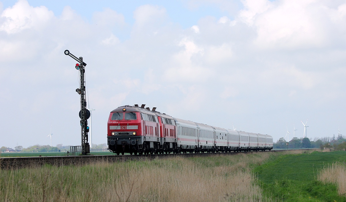 DB 218 484-4 und 837-3 mit IC 2215 gen Süden. Lehnshallig 16.05.2021